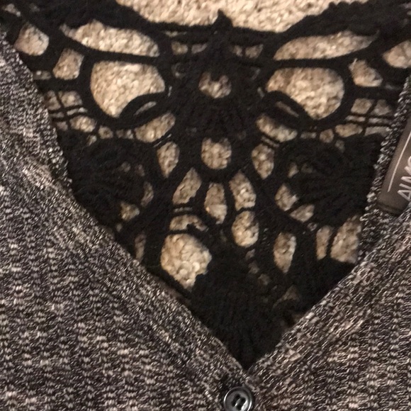 Beautiful shirt with lace back - Picture 5 of 6